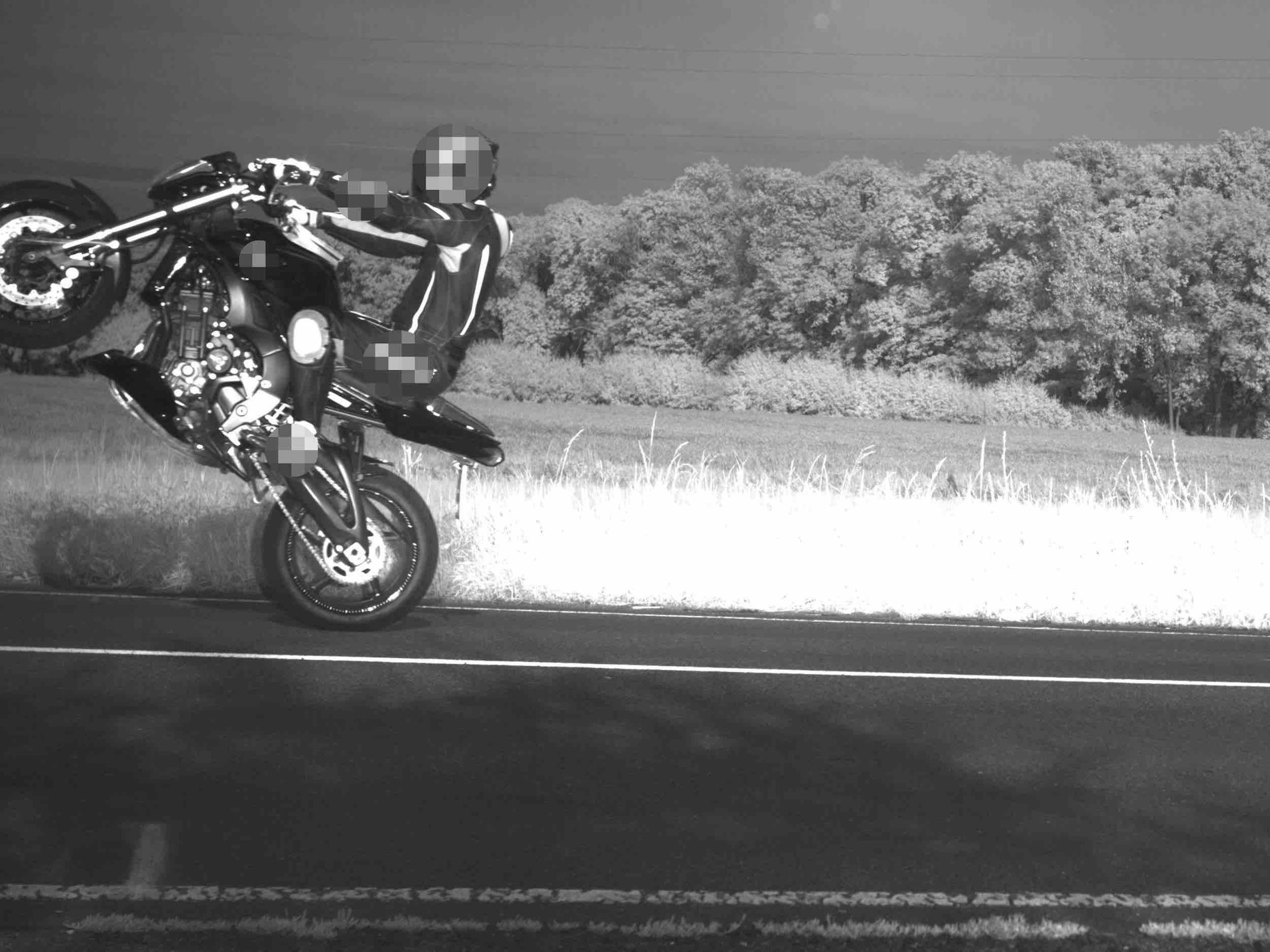 Ein Motorradfahrer fährt nur auf dem Hinterreifen.