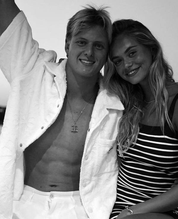 Mick Schumacher posiert mit seiner neuen Freundin Laila Hasanovic auf einer Yacht
