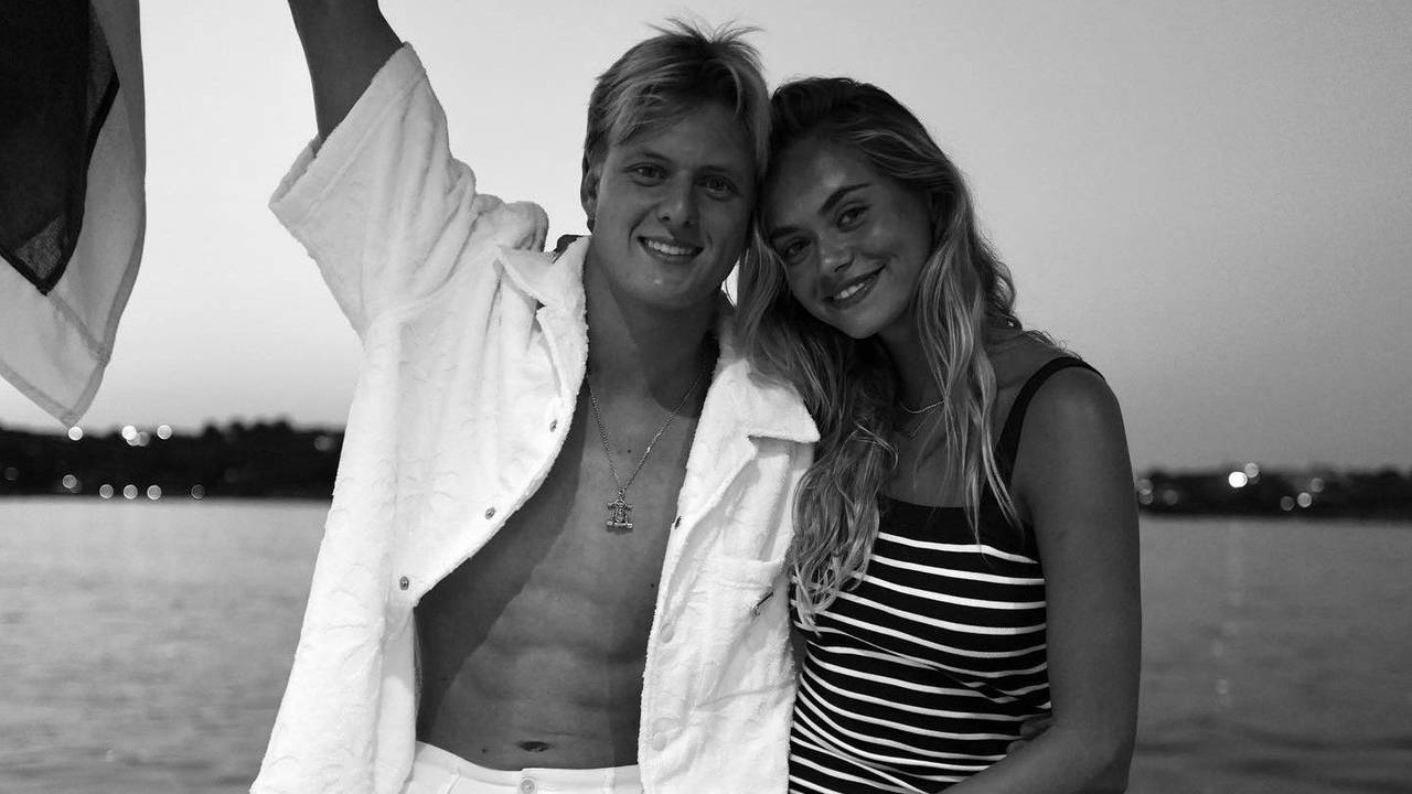 Mick Schumacher posiert mit seiner neuen Freundin Laila Hasanovic auf einer Yacht