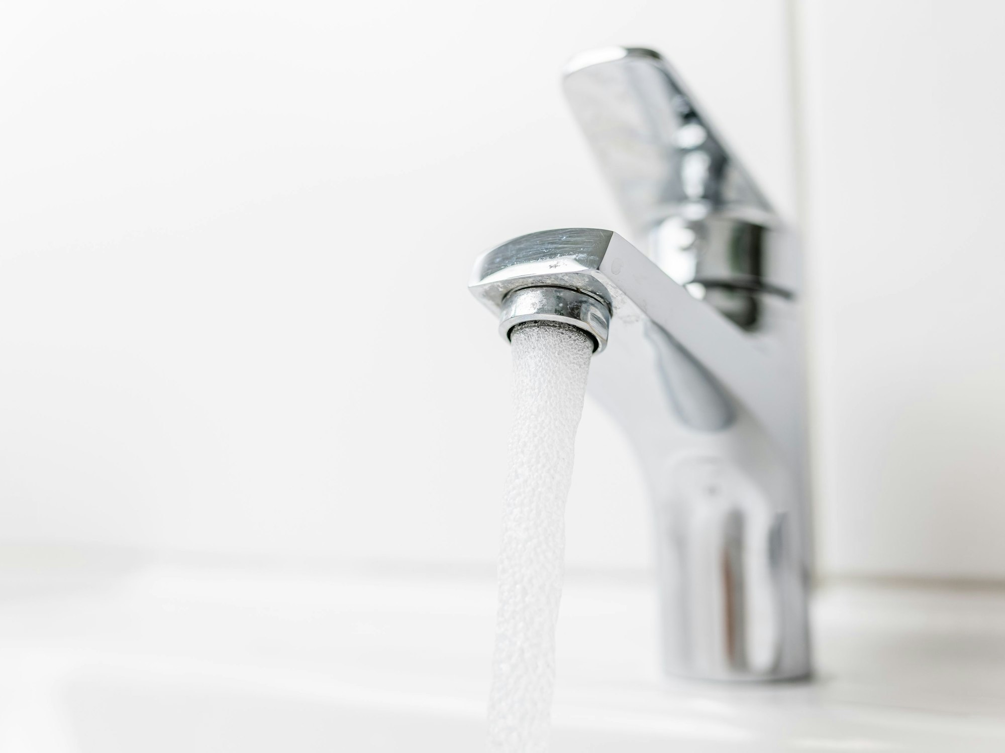 Leitungswasser fließt aus einem Wasserhahn, hier im August 2021 in Freiburg.