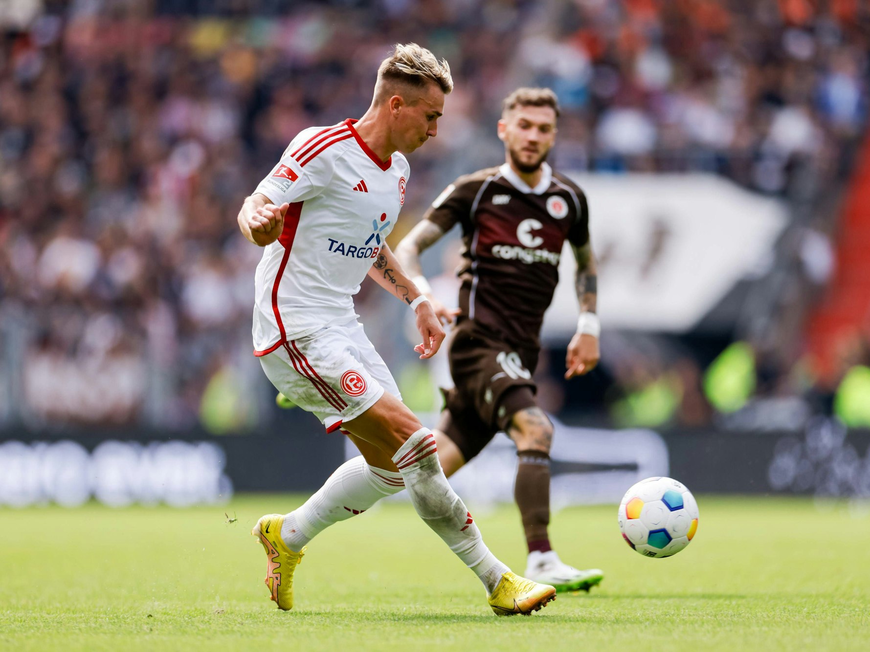 Felix Klaus passt den Ball im Spiel beim FC St. Pauli.