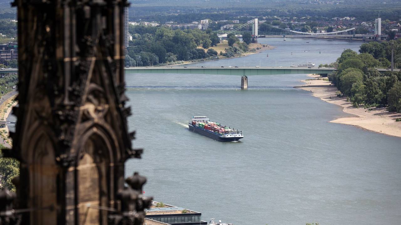 Ein Transport-Schiff fährt auf dem Rhein. Im Vordergrund ist der Dom, im Hintergrund die Zoobrücke zu sehen.