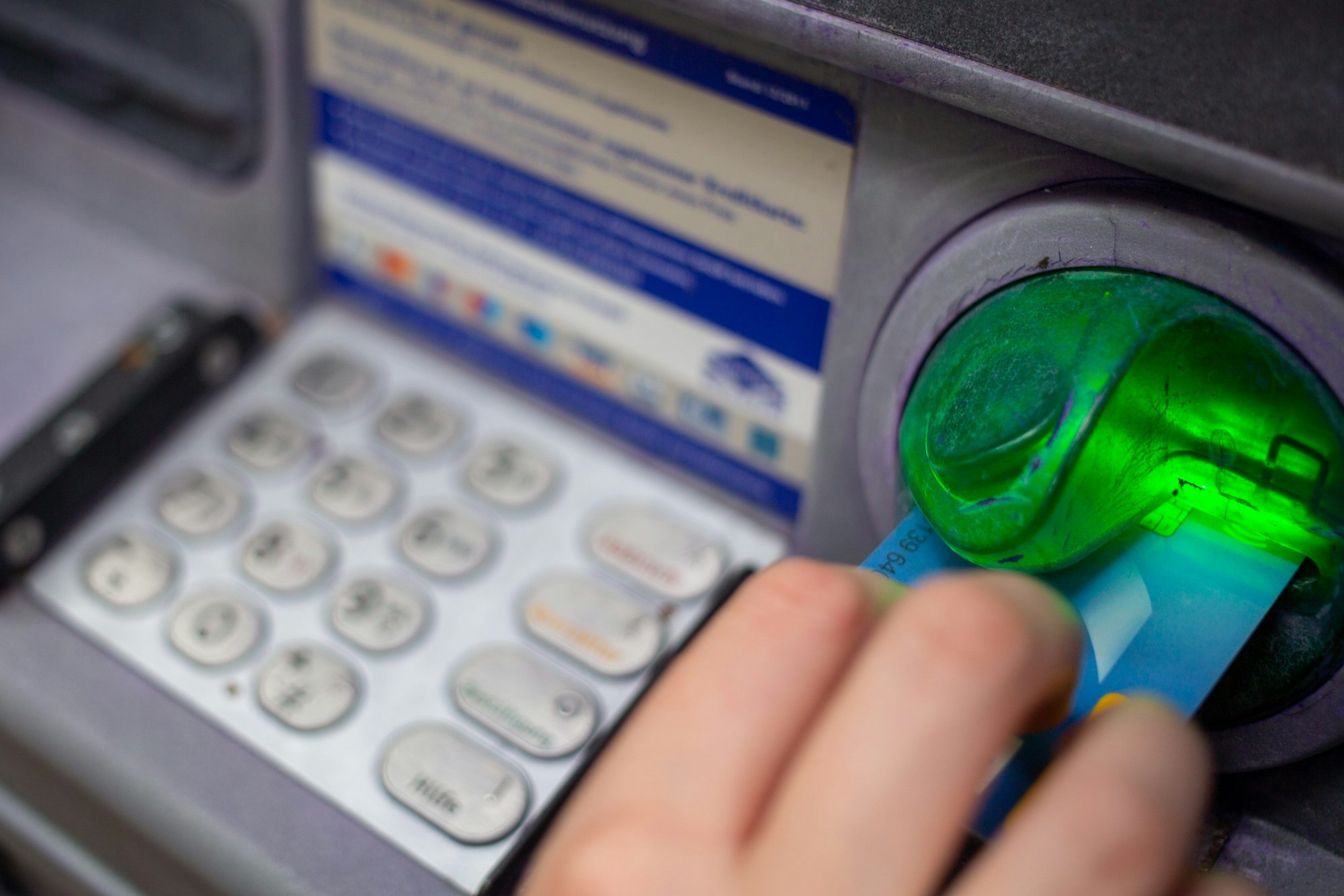 Eine Bankkarte in einem Geldautomaten.