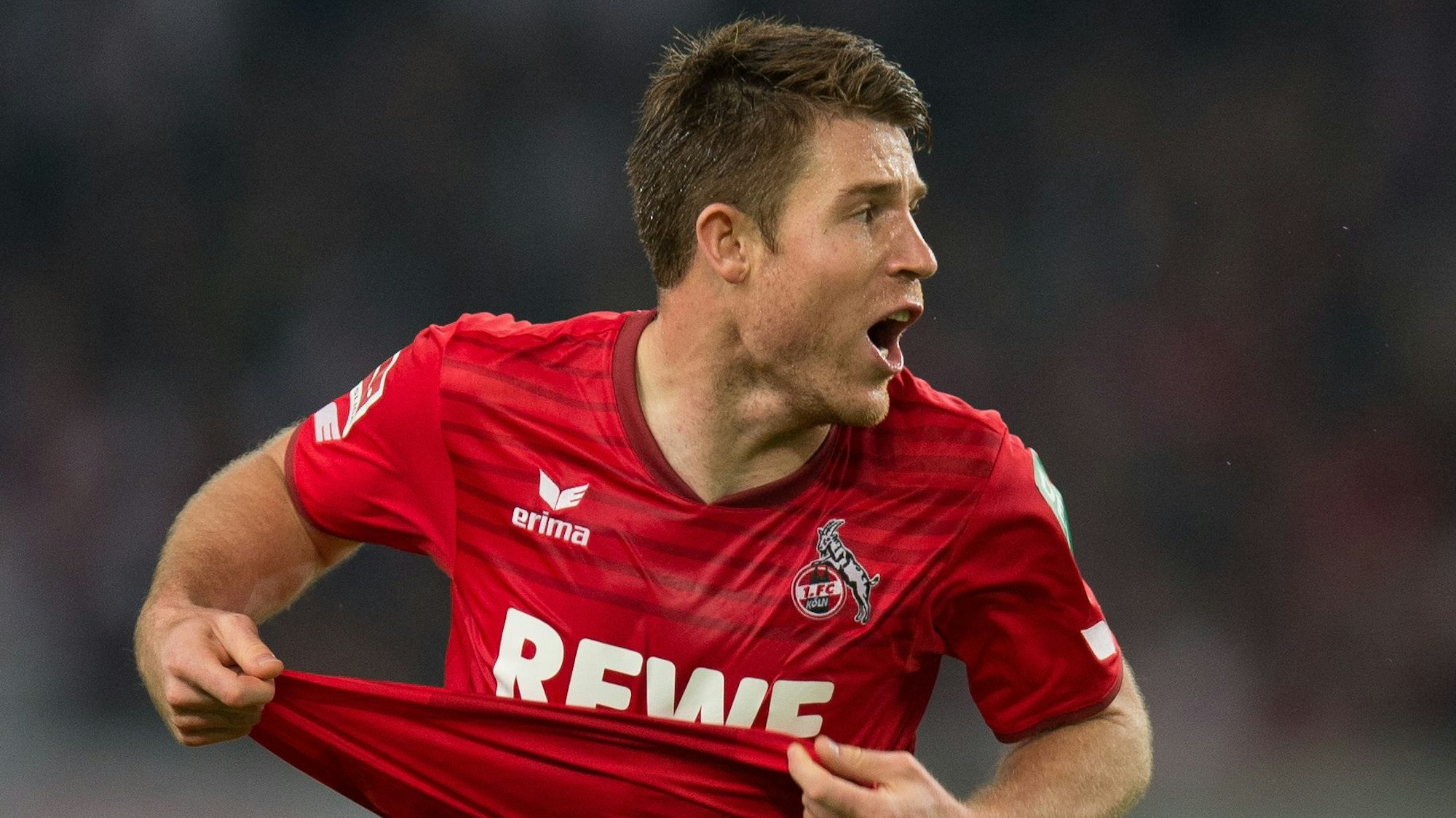 Dominique Heintz zieht sich im FC-Spiel gegen den VfB Stuttgart das Trikot hoch.