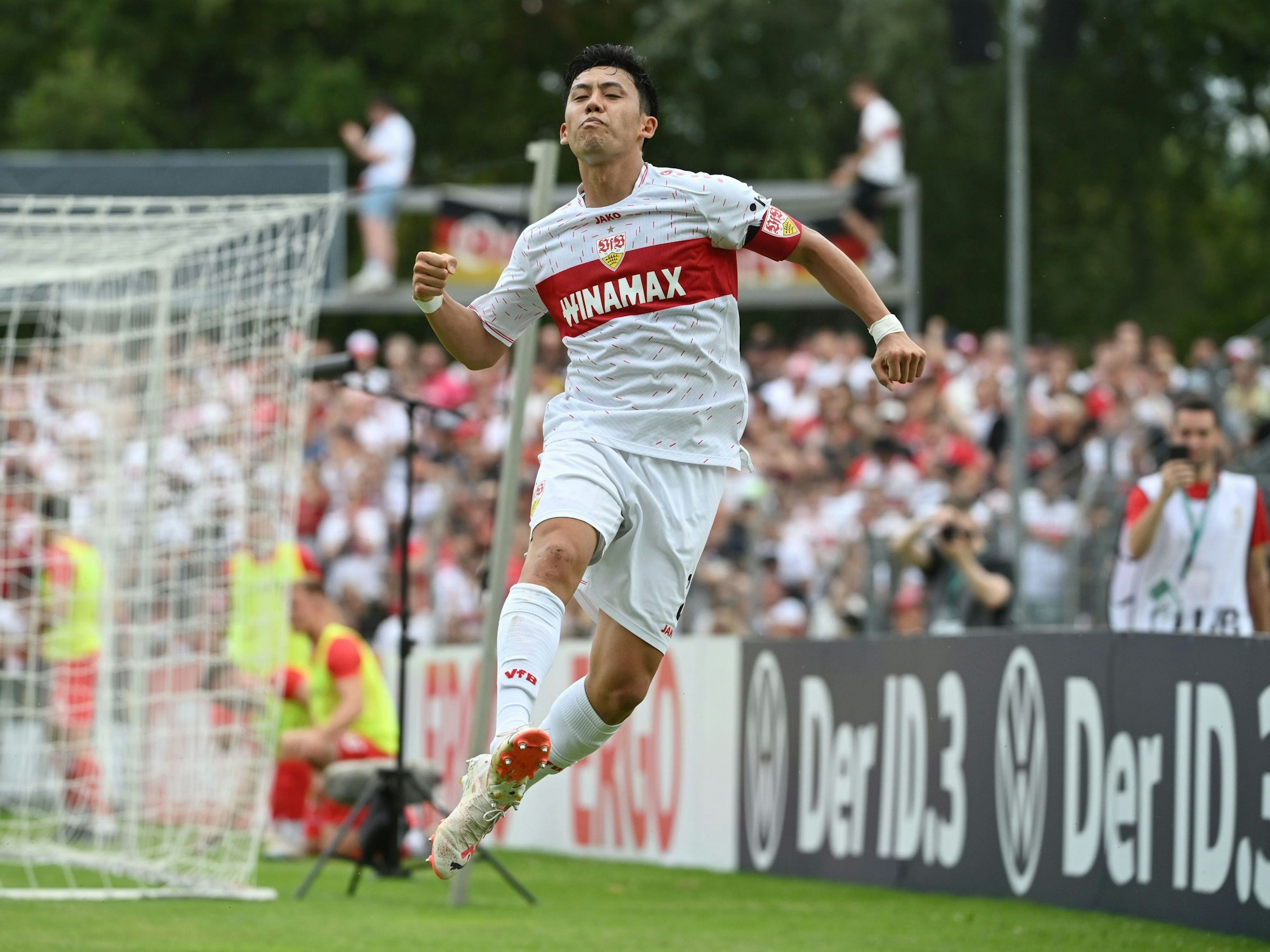 Stuttgarts Wataru Endo jubelt nach seinem Tor.