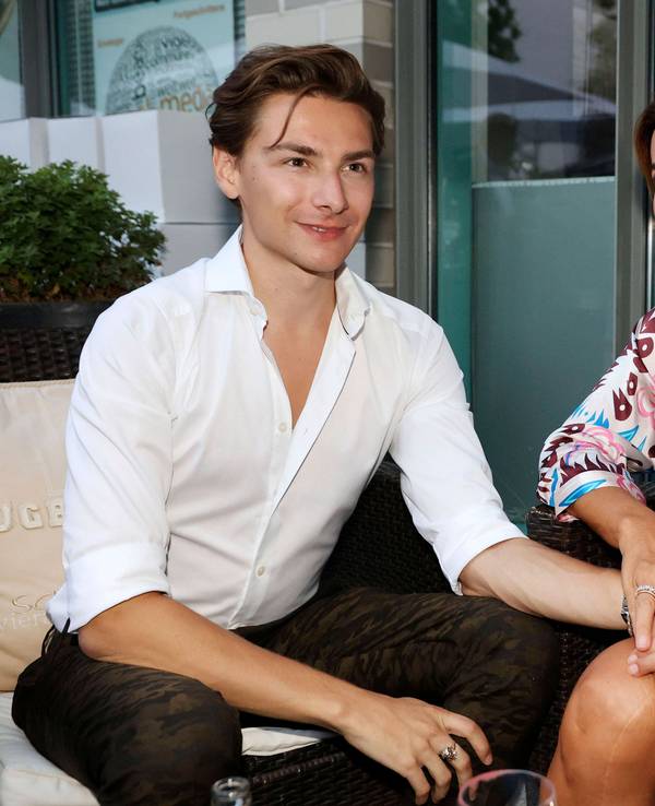 Claudia Obert mit Partner Max Suhr bei der Re-Opening Party des Restaurants Casse-Croute in der Neustadt.