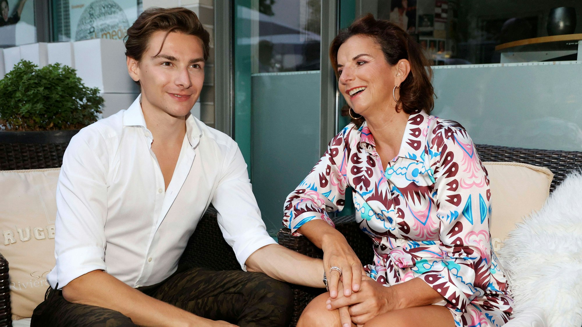 Claudia Obert mit Partner Max Suhr posieren für ein Foto.