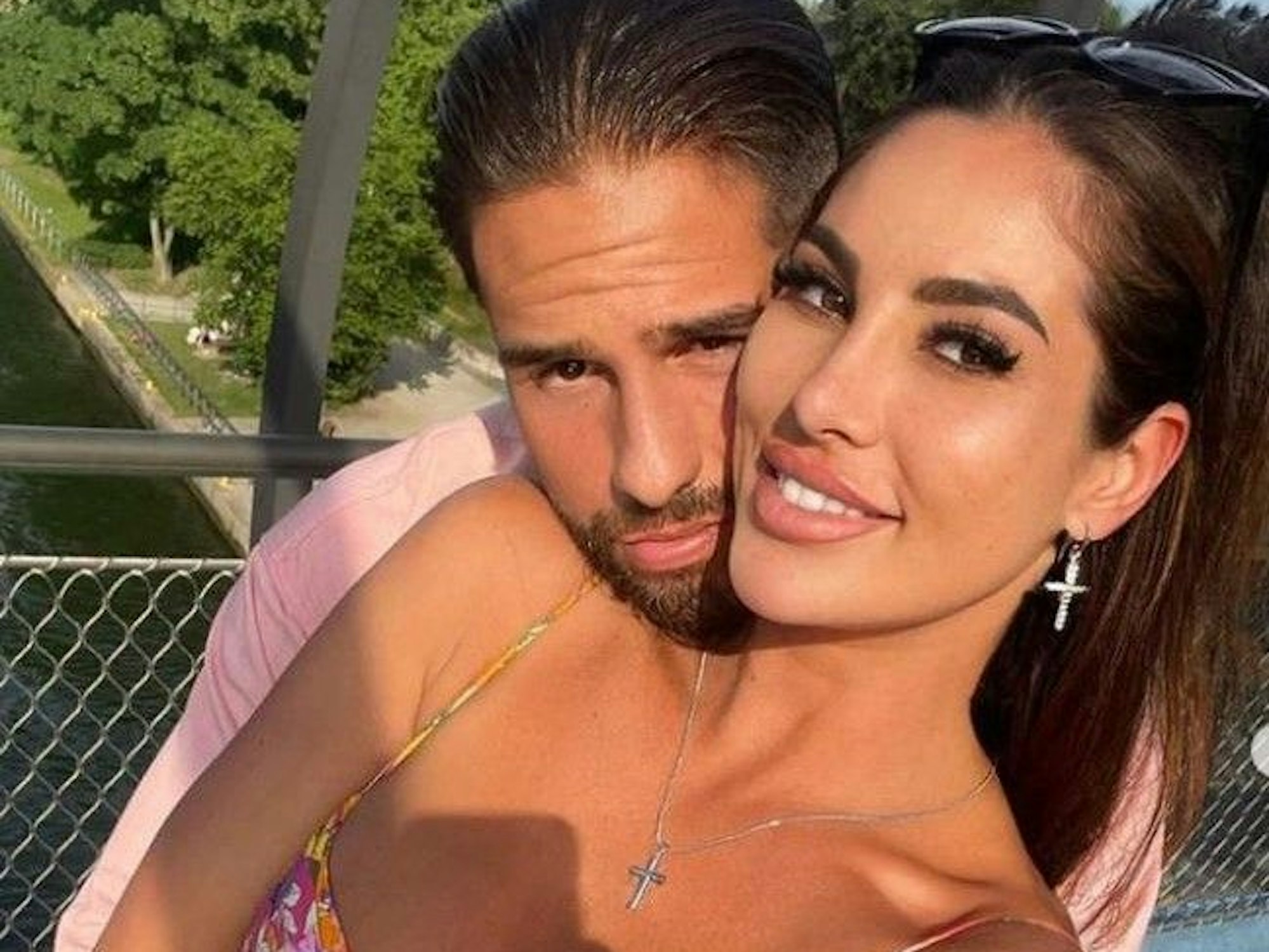 Ricarda Raatz und Maurice Dziwak umarmen sich.