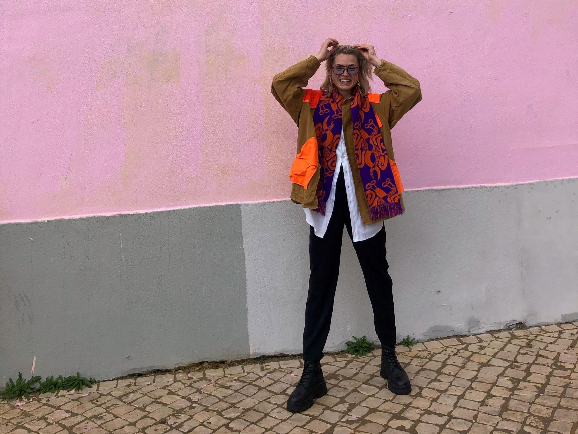 Fred Nussbaum mit ihrem „Schnal“ in einer orange lila Farbkombination.