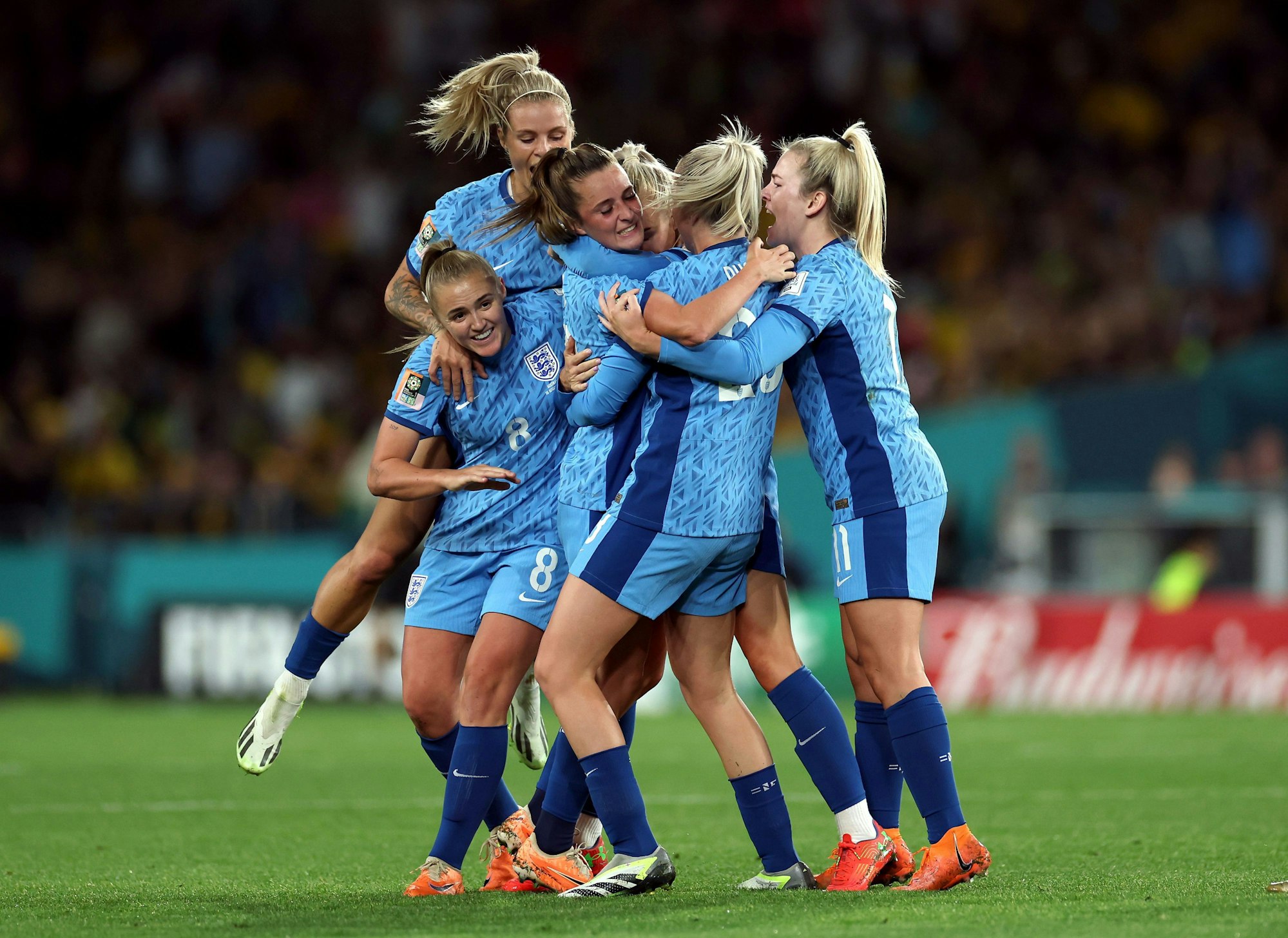 Englands Ella Toone (M) feiert den ersten Treffer zusammen mit ihren Teamkolleginnen.