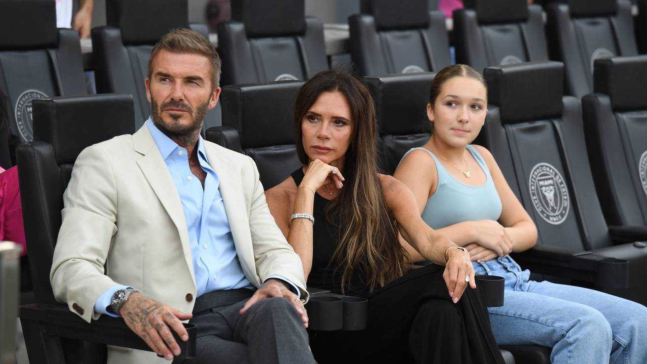 David Beckham, Victoria Beckham und Harper Beckham sitzen im Juli 2023 im Stadion von Inter Miami.