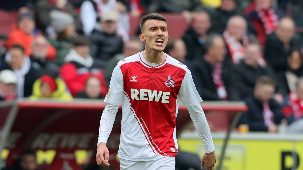 Dejan Ljubicic steht auf dem Platz und brüllt etwas in Richtung seiner Kollegen.