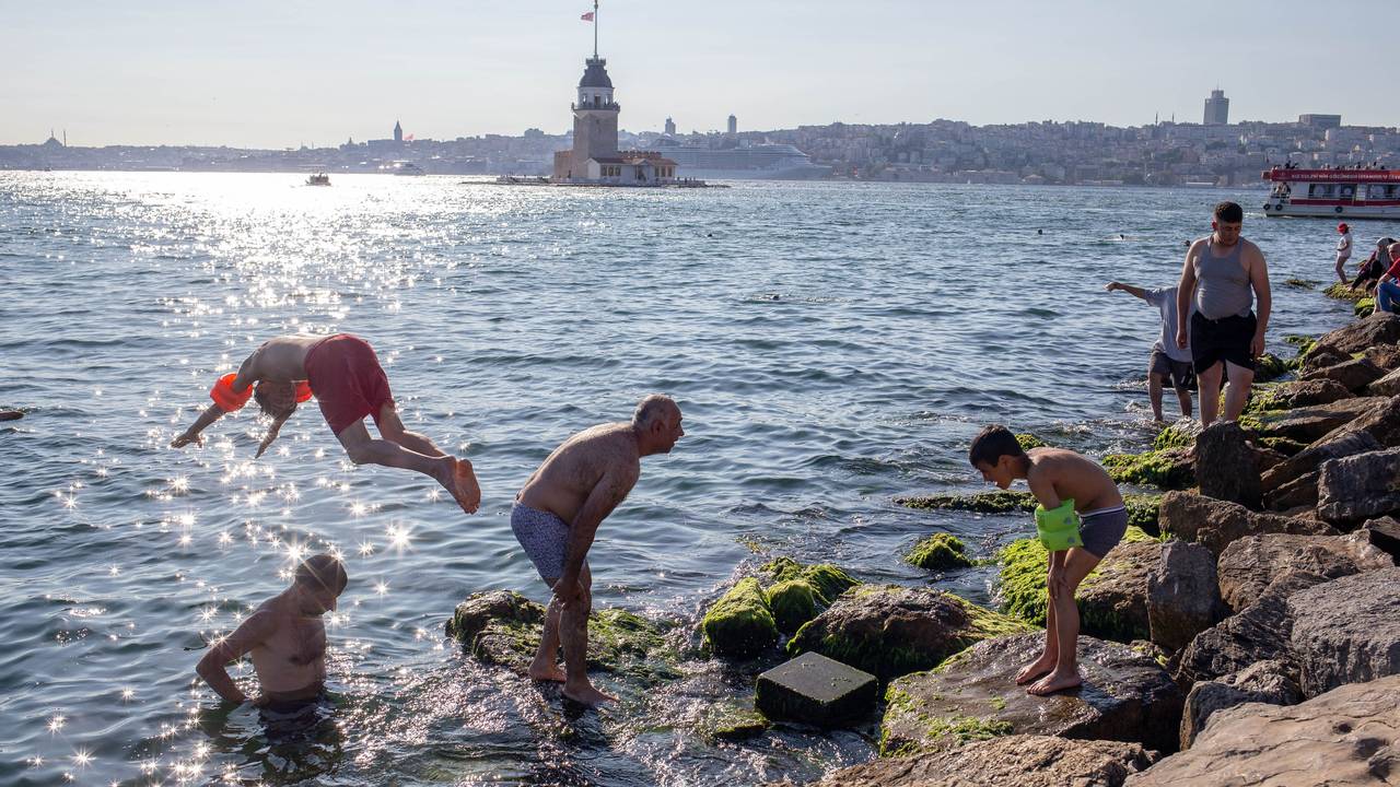 Menschen springen am Bosporus ins Meer, um sich abzukühlen.