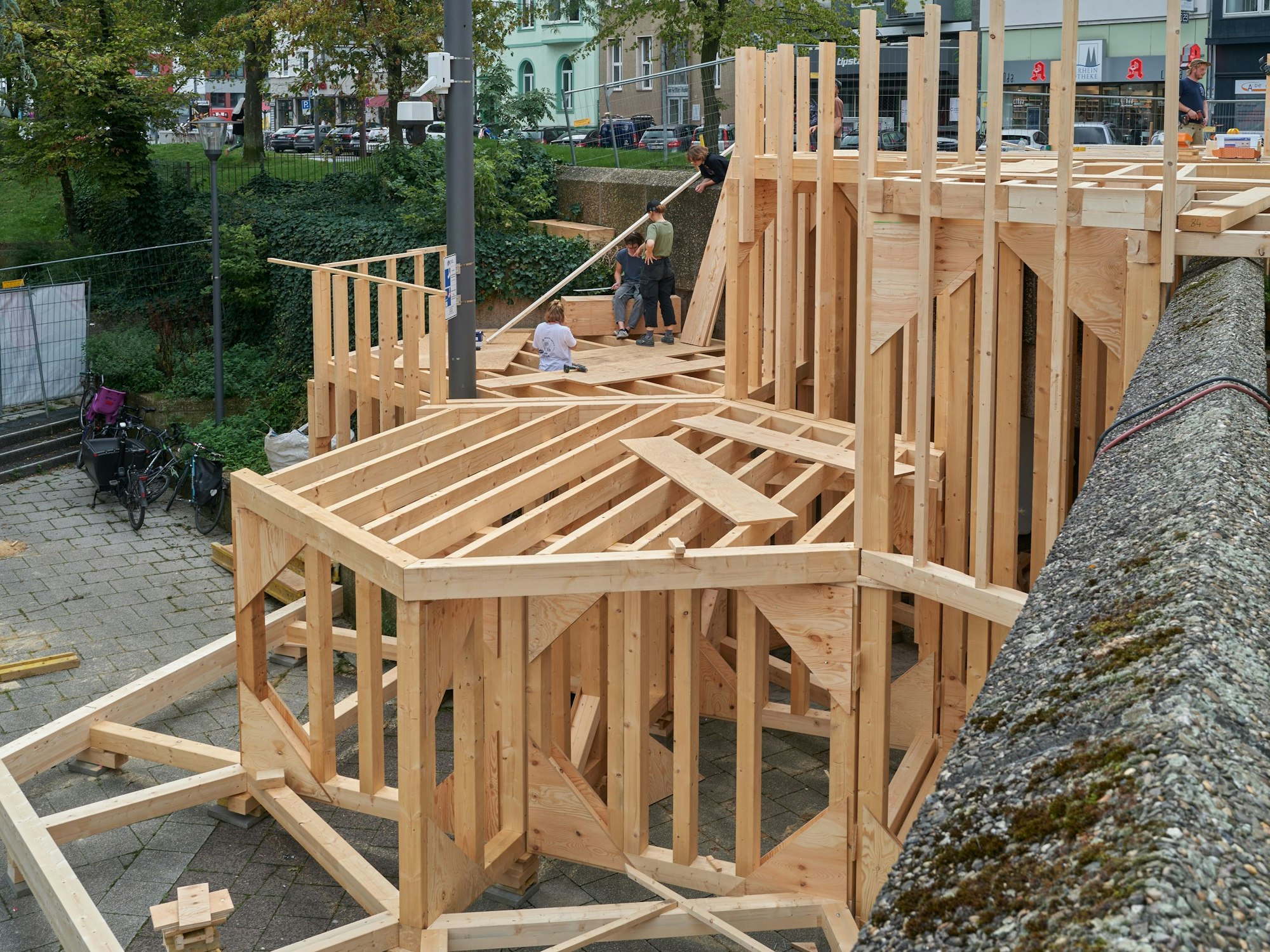 Handwerker bauen am 16. August 2023 das Grundgerüst für die Freitreppe, die übergangsweise und bis 2025 befristet am Ebertplatz entsteht.