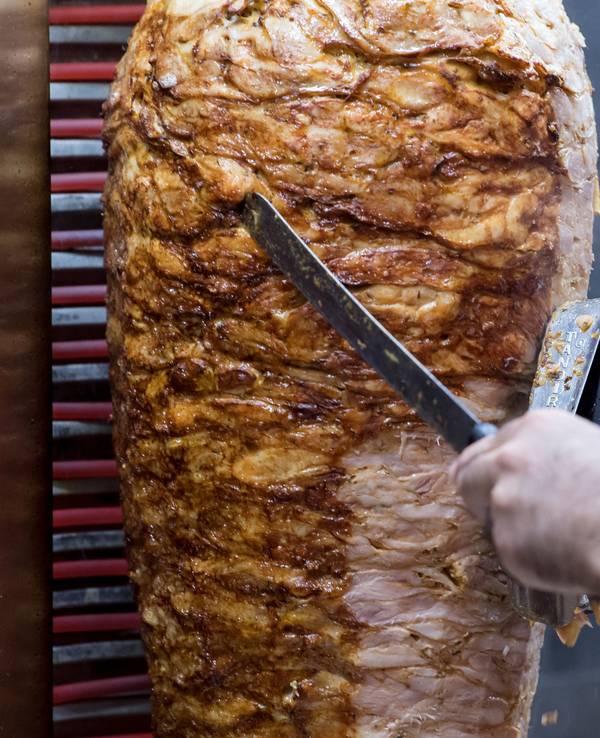 Dönerspieße drehen sich in einem Imbiss.