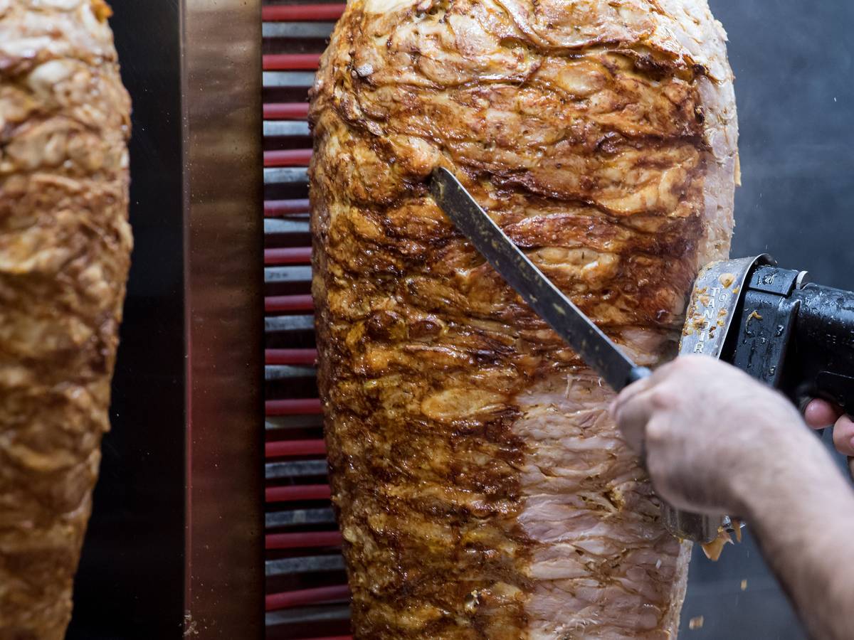 Dönerspieße drehen sich in einem Imbiss.