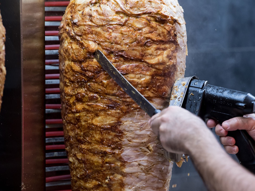 Dönerspieße drehen sich in einem Imbiss.