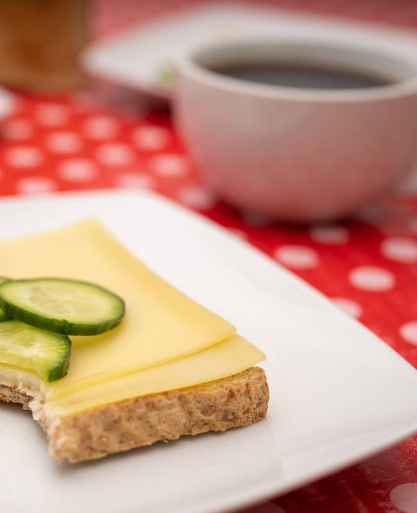 Ein Toastbrot mit Käse liegt auf einem Teller.