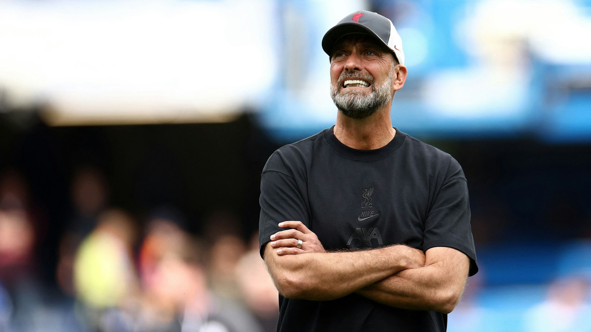 Jürgen Klopp blickt sich vor einem Spiel des FC Liverpool im Stadion um.