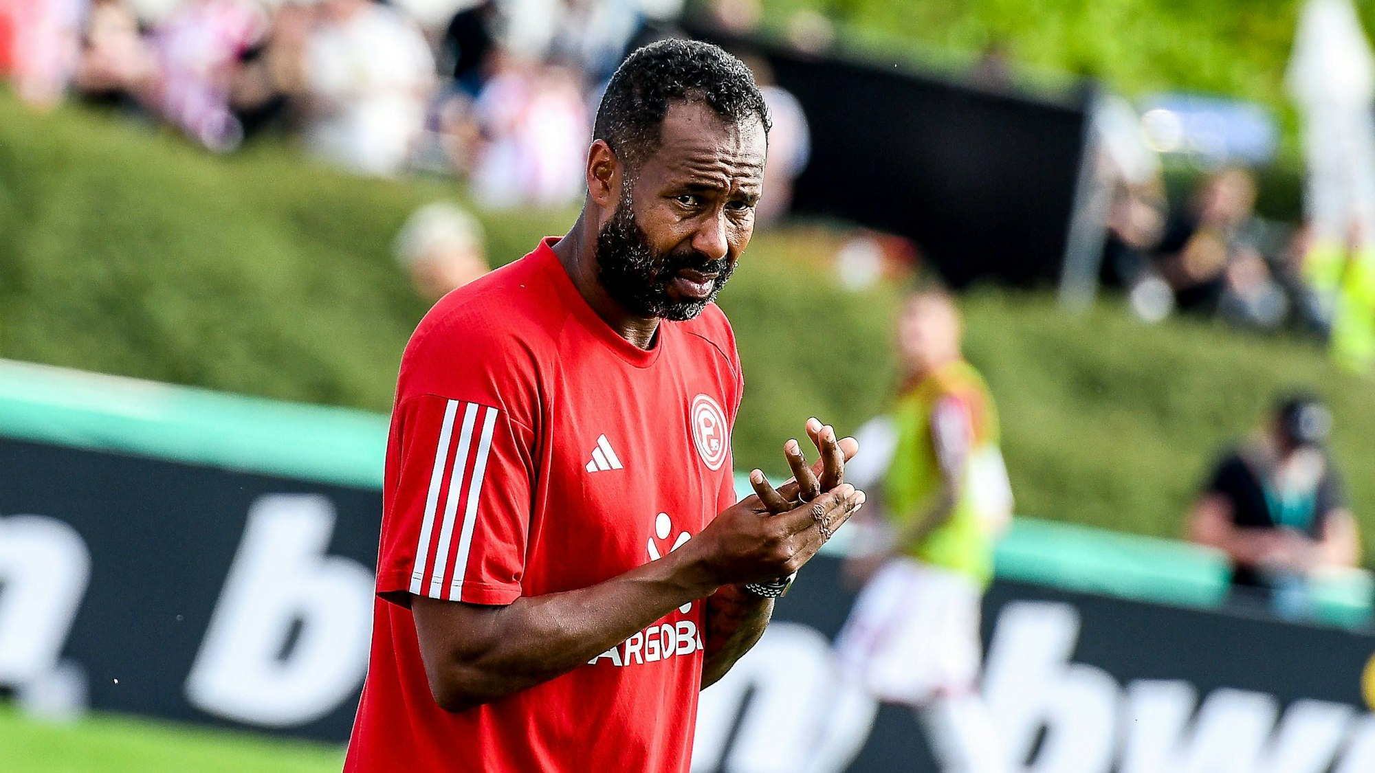 Fortuna Düsseldorfs Trainer Daniel Thioune steht am Seitenrand.