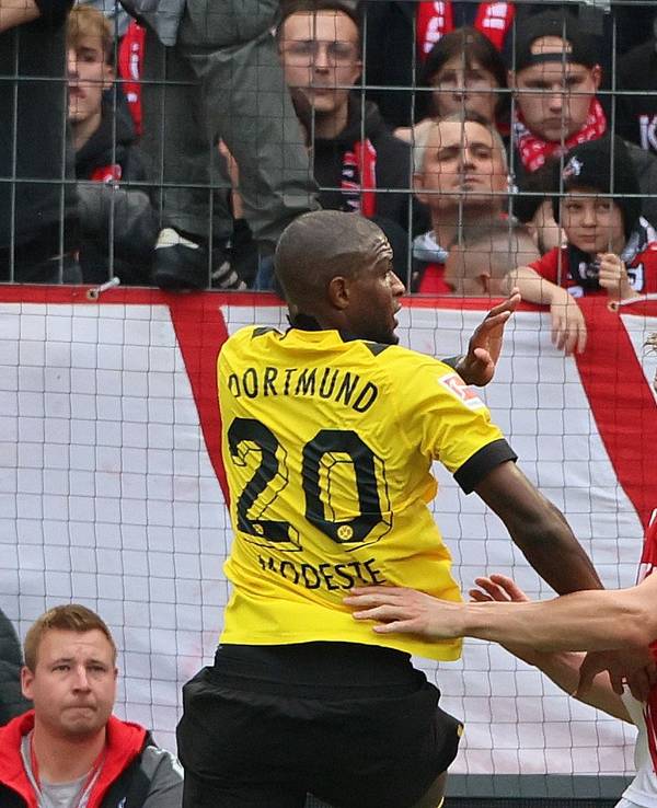 Steffen Tigges und Anthony Modeste führen einen Zweikampf - der Ball ist nicht in der Nähe.
