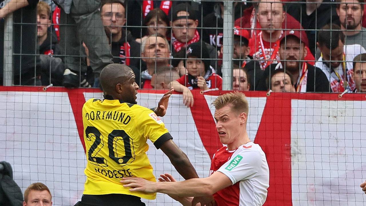 Steffen Tigges und Anthony Modeste führen einen Zweikampf - der Ball ist nicht in der Nähe.