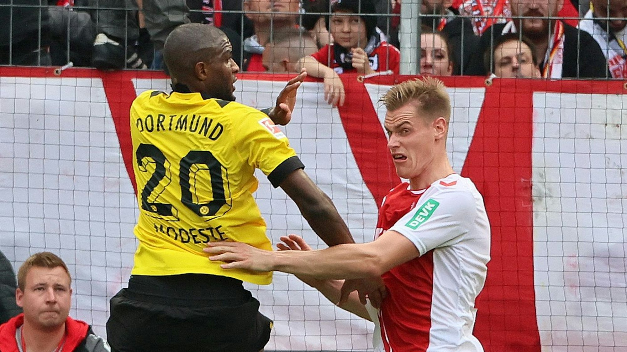 Steffen Tigges und Anthony Modeste führen einen Zweikampf - der Ball ist nicht in der Nähe.