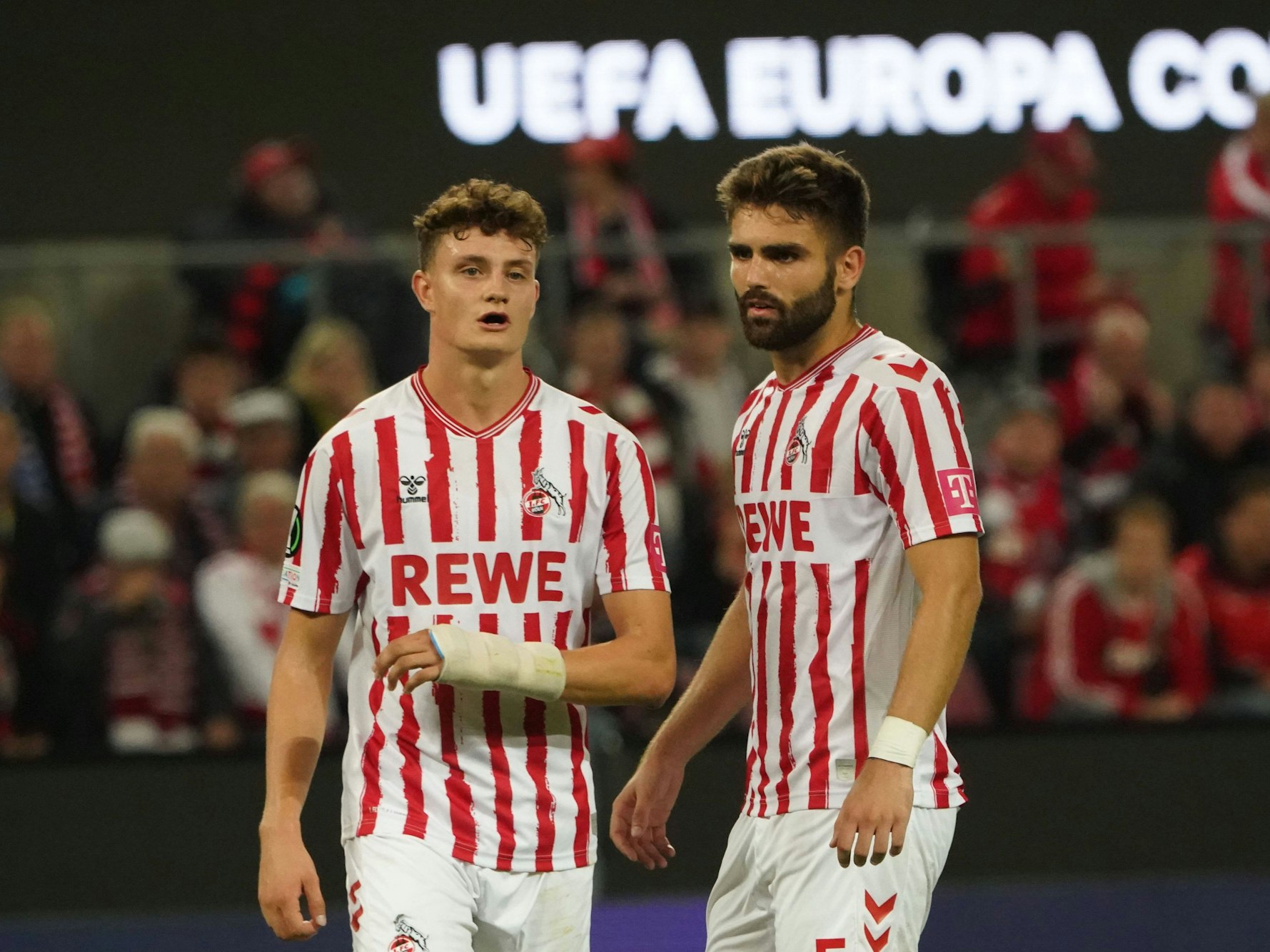 Eric Martel und Nikola Soldo sehen auf dem Platz.