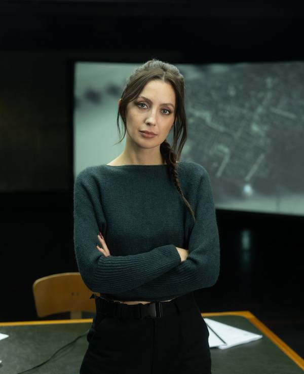 Podcasterin und Journalistin Paulina Krasa steht mit verschränkten Armen vor der Kamera.