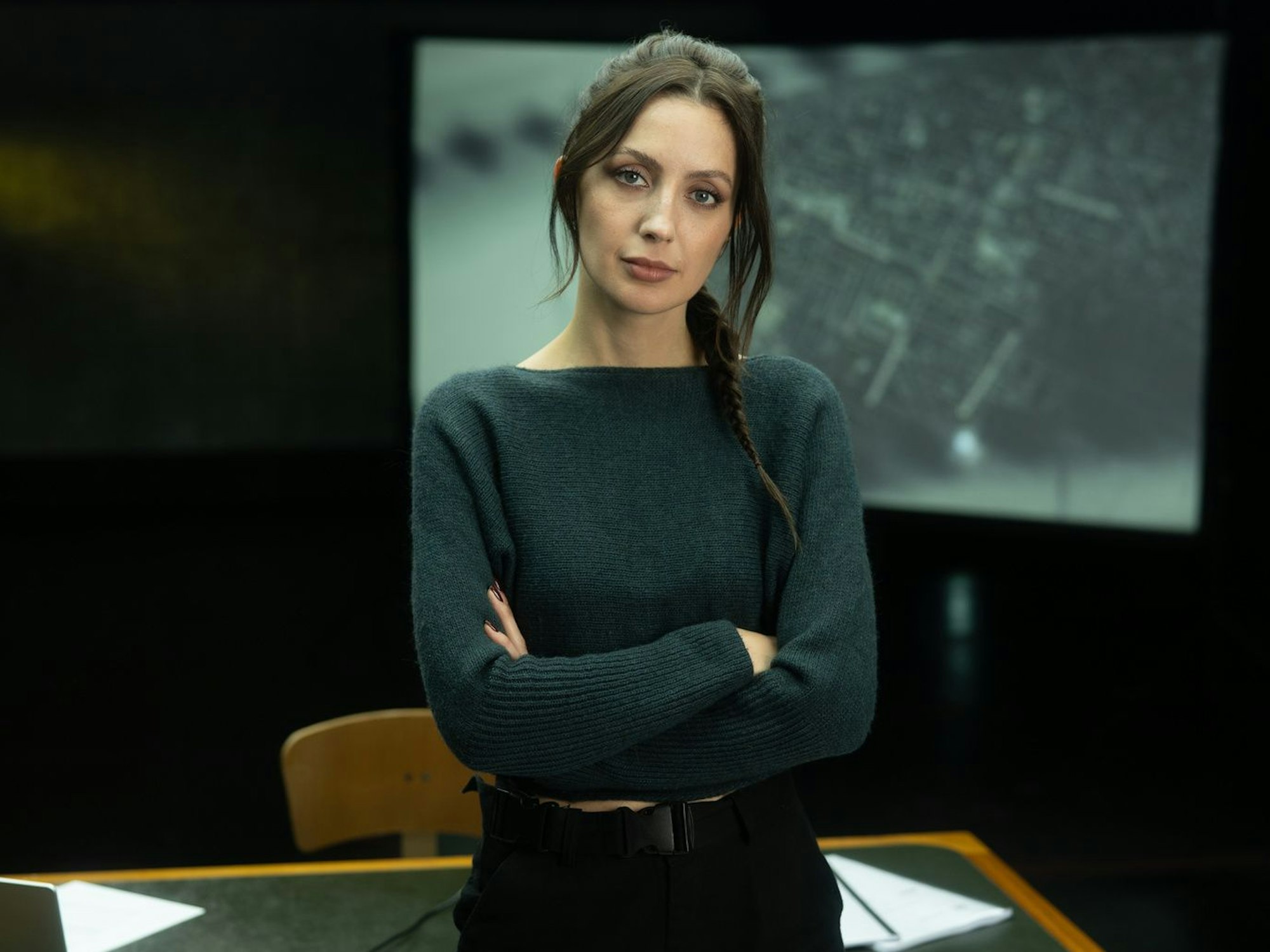 Podcasterin und Journalistin Paulina Krasa steht mit verschränkten Armen vor der Kamera.