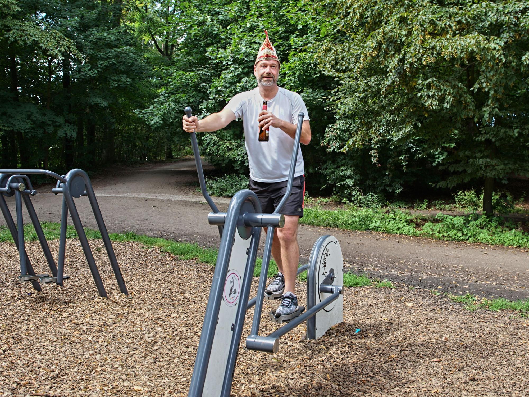 Volker Weininger beim Sport-Training samt Kölsch.