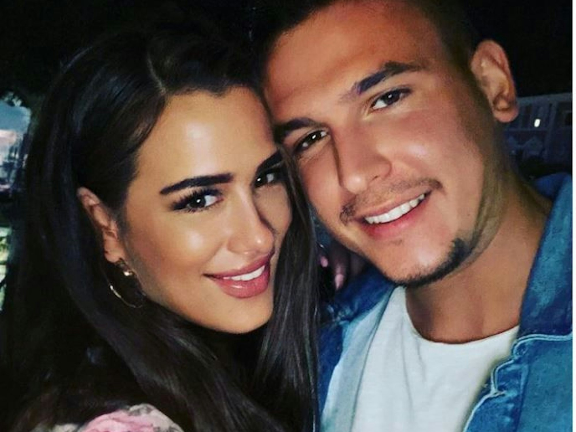 Justine Dippl und Arben Zekic posieren für ein Selfie.