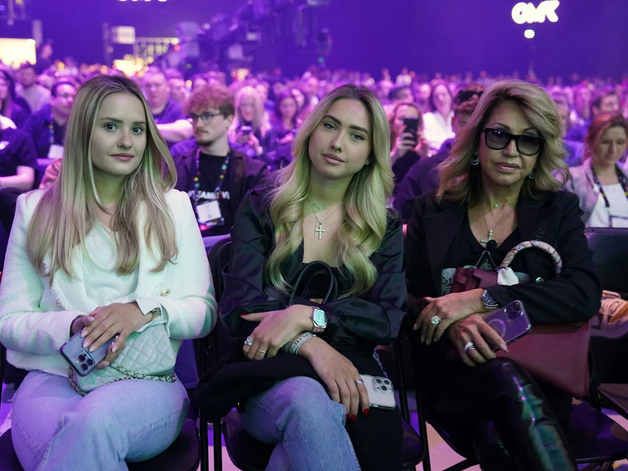 Davina, Shania und Carmen Geiss sitzen.