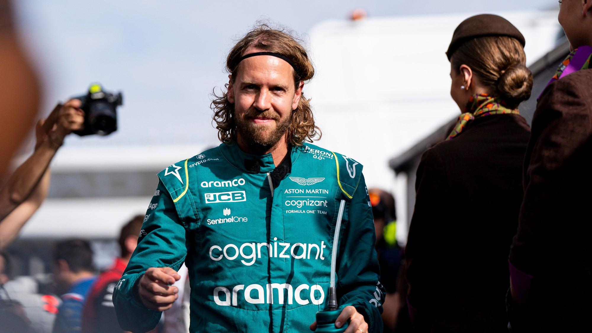Sebastian Vettel lächelt im Fahrerlager.