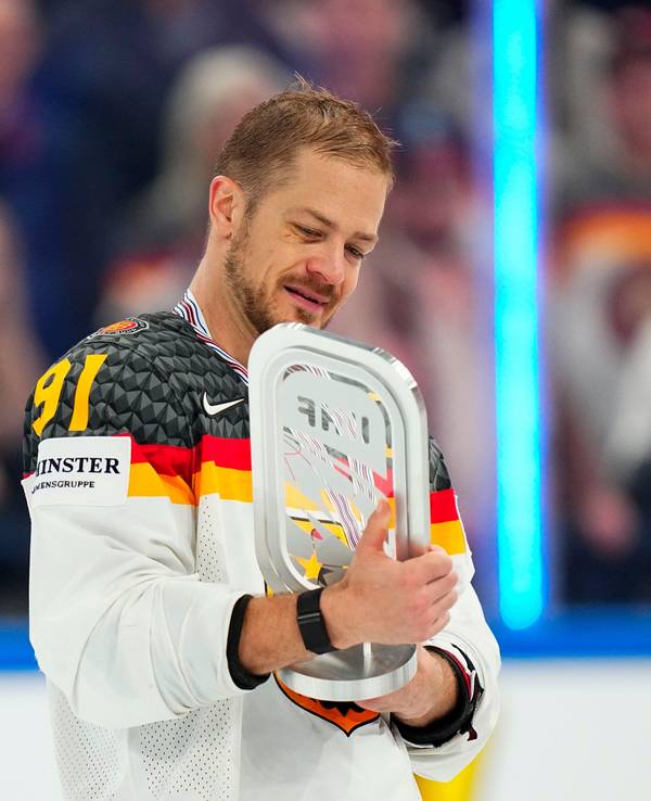 Deutschlands Moritz Müller hält einen Pokal, nachdem sein Team die Silbermedaille bei der WM 2023 gewonnen hat.
Auch auf den zweiten Platz können die deutschen Eishockeyspieler stolz sein.