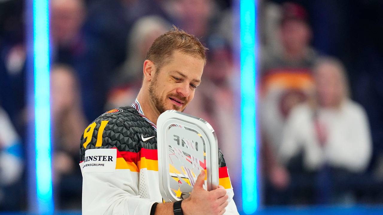 Deutschlands Moritz Müller hält einen Pokal, nachdem sein Team die Silbermedaille bei der WM 2023 gewonnen hat.
Auch auf den zweiten Platz können die deutschen Eishockeyspieler stolz sein.