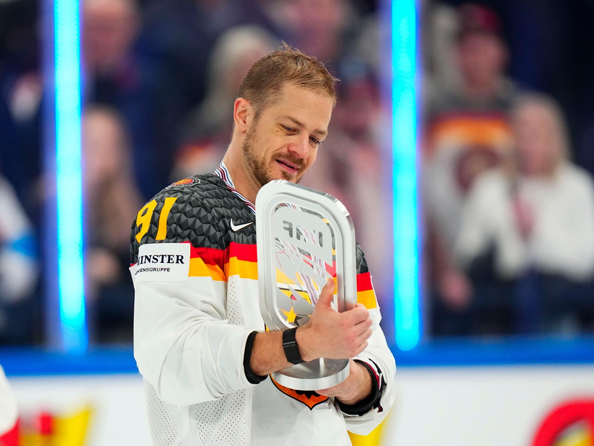 Deutschlands Moritz Müller hält einen Pokal, nachdem sein Team die Silbermedaille bei der WM 2023 gewonnen hat.
Auch auf den zweiten Platz können die deutschen Eishockeyspieler stolz sein.