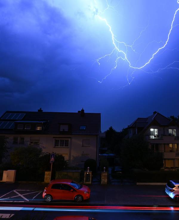 Blitze entladen sich während eines schweren Gewitters am 16. August 2023 über den Häusern im Frankfurter Stadtteil Sachsenhausen.