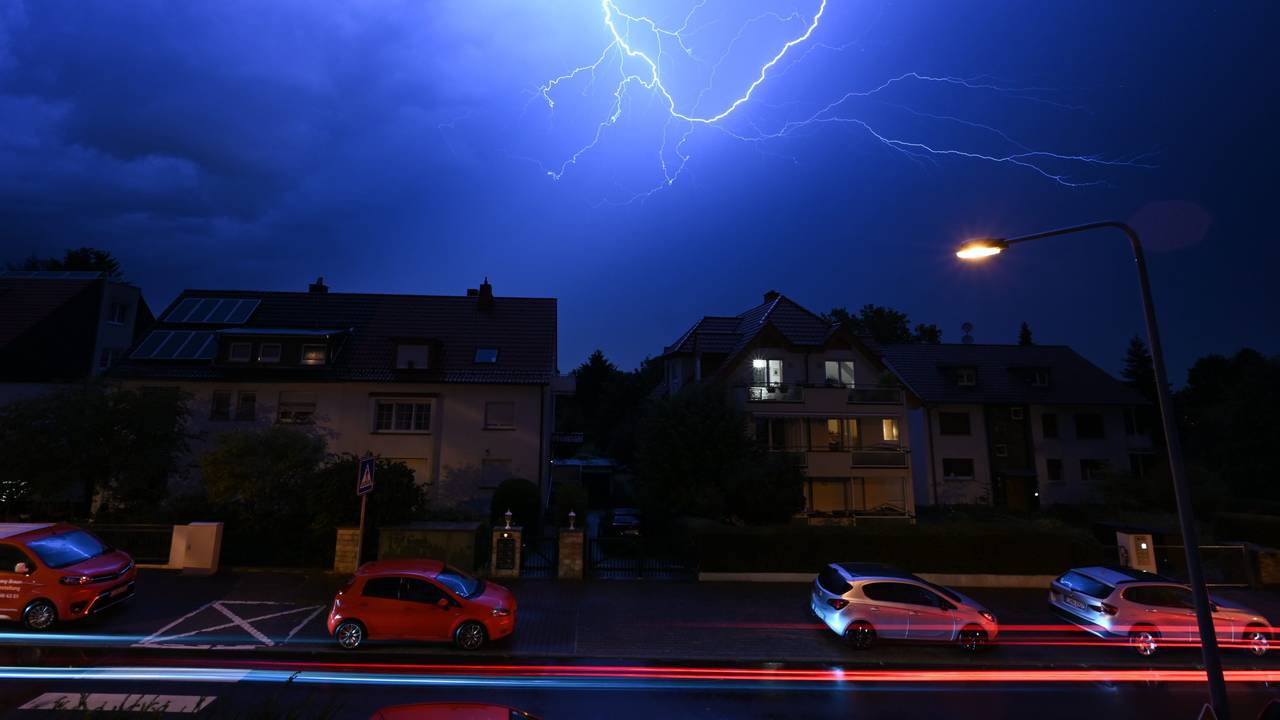 Blitze entladen sich während eines schweren Gewitters am 16. August 2023 über den Häusern im Frankfurter Stadtteil Sachsenhausen.