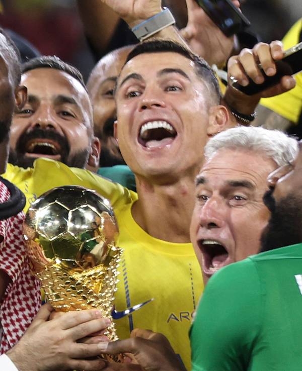 Cristiano Ronaldo von Al Nassr und seine Mannschaftskameraden feiern mit der Trophäe.