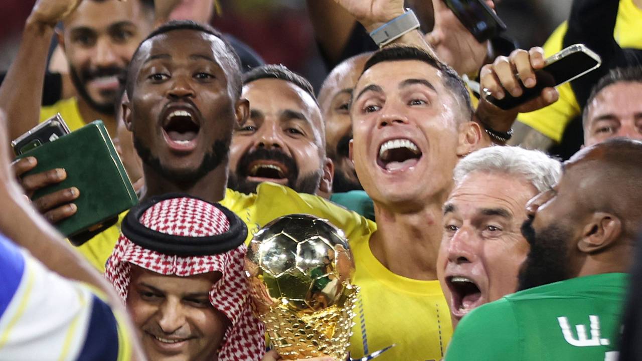 Cristiano Ronaldo von Al Nassr und seine Mannschaftskameraden feiern mit der Trophäe.