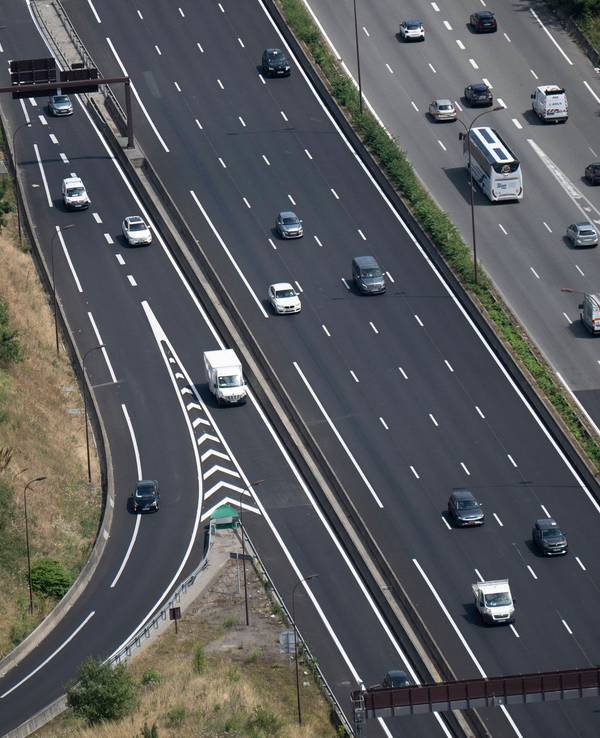Autos fahren auf einer Autobahn in der Nähe von Paris (Frankreich).