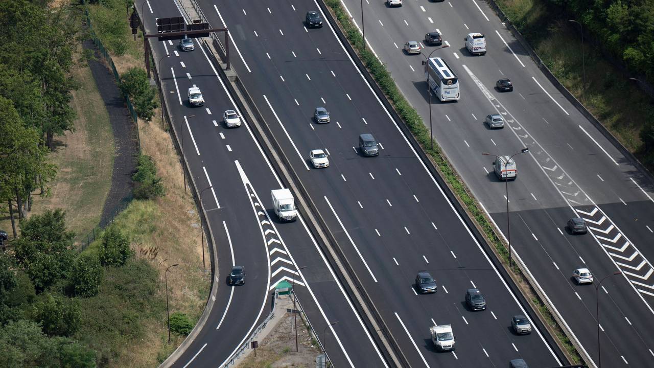 Autos fahren auf einer Autobahn in der Nähe von Paris (Frankreich).