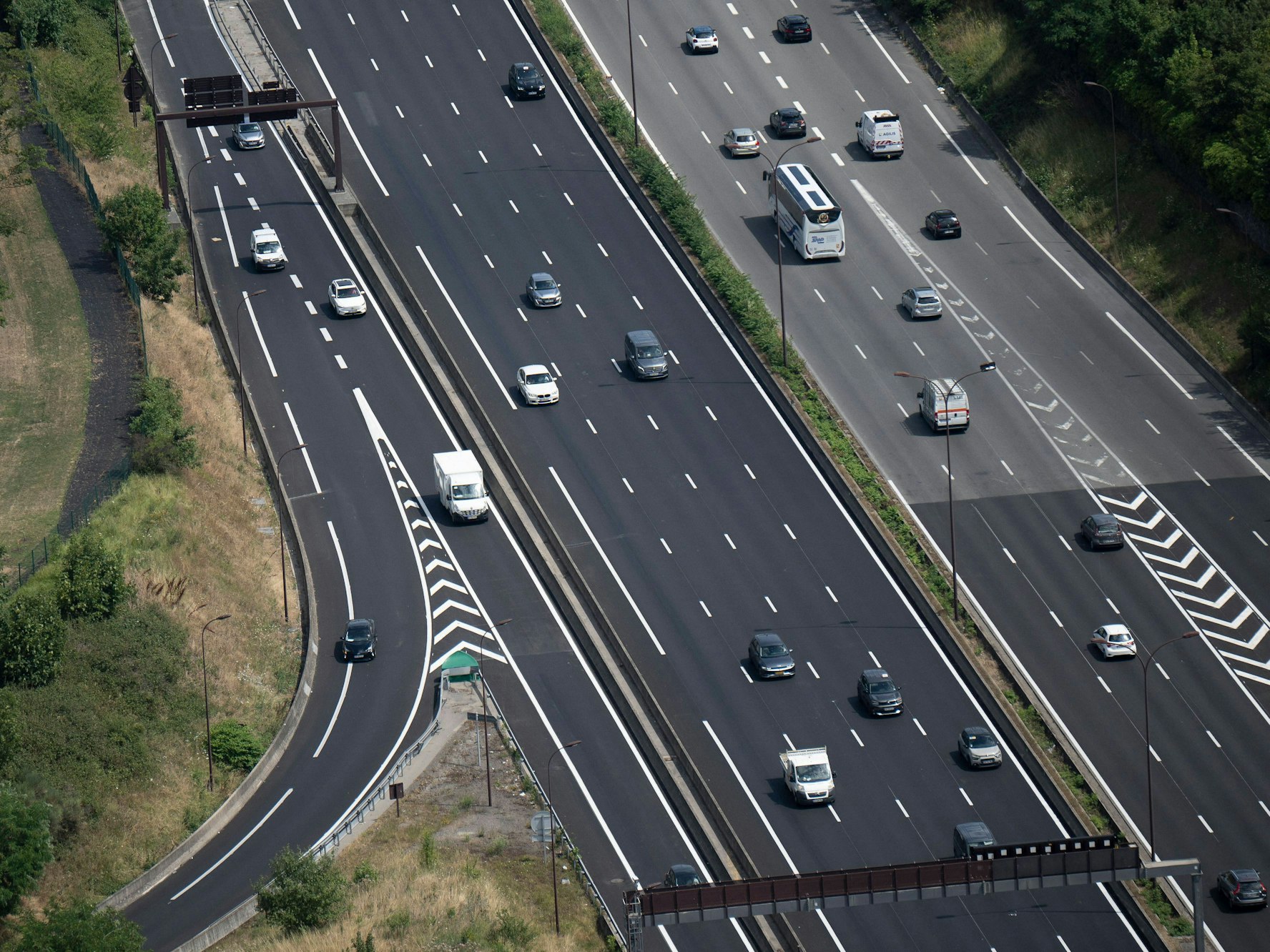 Autos fahren auf einer Autobahn in der Nähe von Paris (Frankreich).