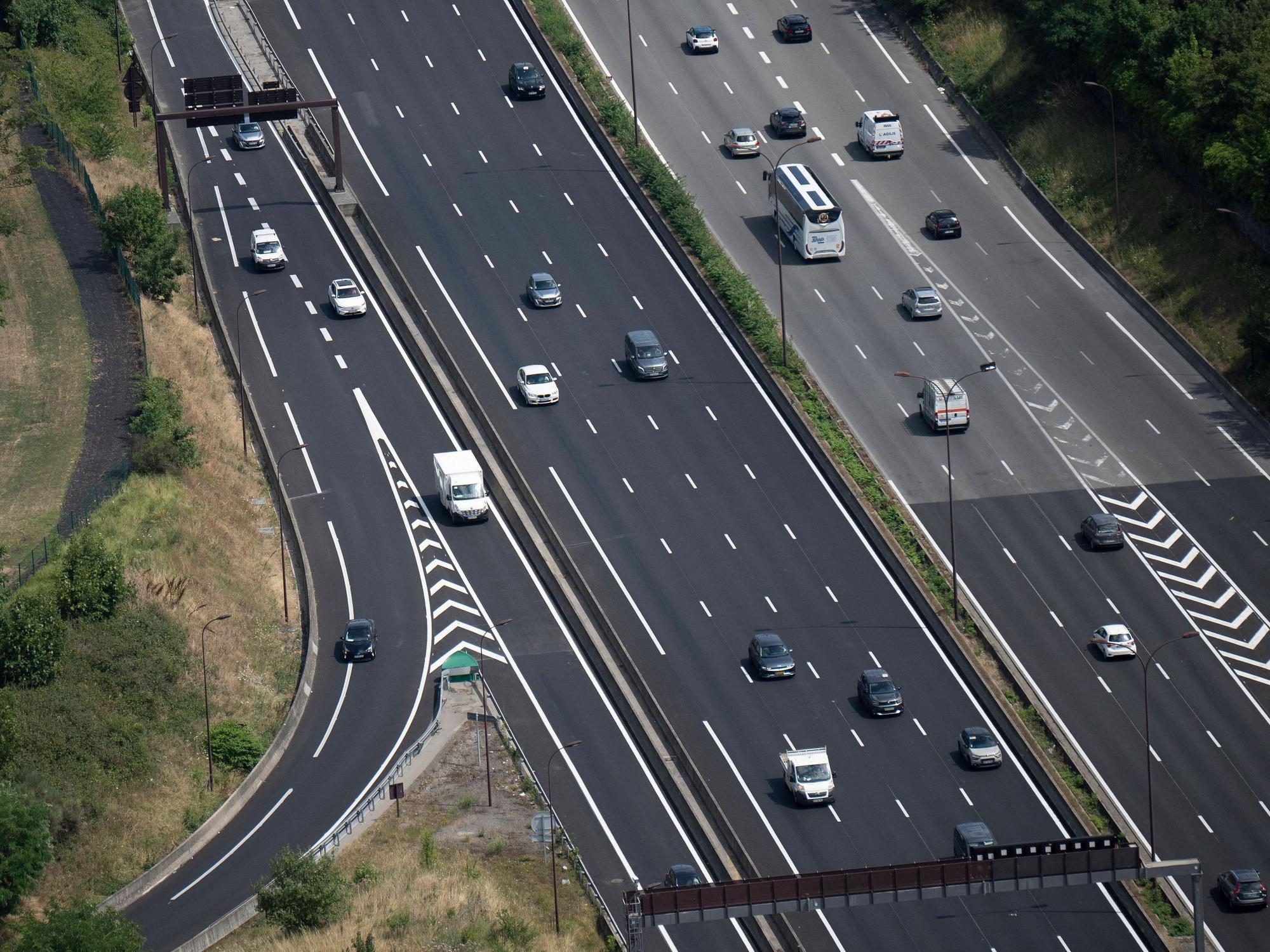 Autos fahren auf einer Autobahn in der Nähe von Paris (Frankreich).