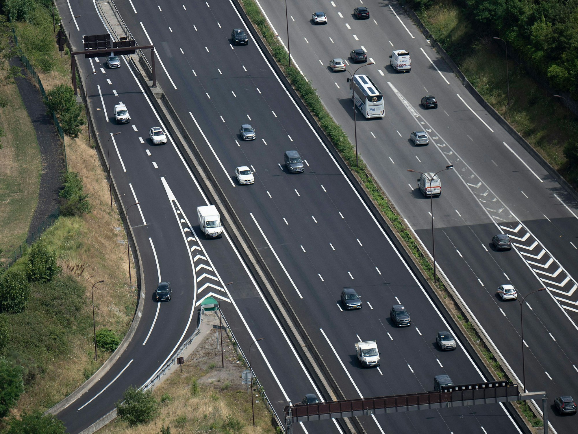 Autos fahren auf einer Autobahn in der Nähe von Paris (Frankreich).