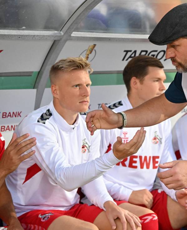 Steffen Baumgart (re.) klatscht mit Kristian Pedersen (li.) ab.