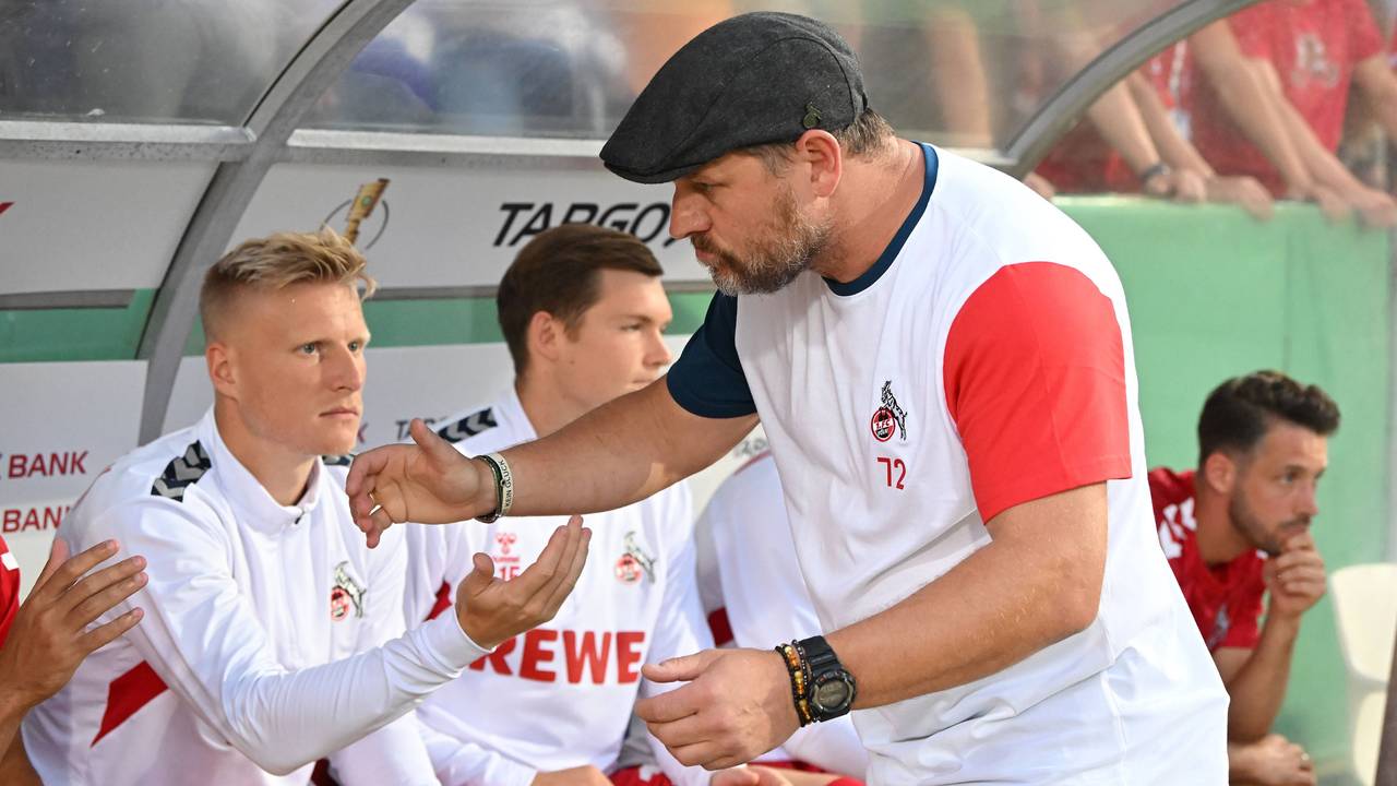 Steffen Baumgart (re.) klatscht mit Kristian Pedersen (li.) ab.