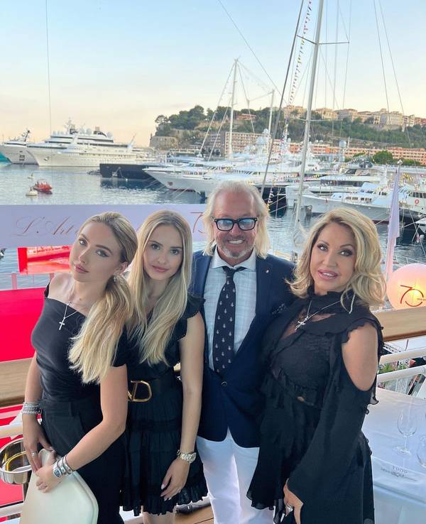 Robert und Carmen Geiss, hier mit ihren Töchtern Shania und Davina auf einem Boot.