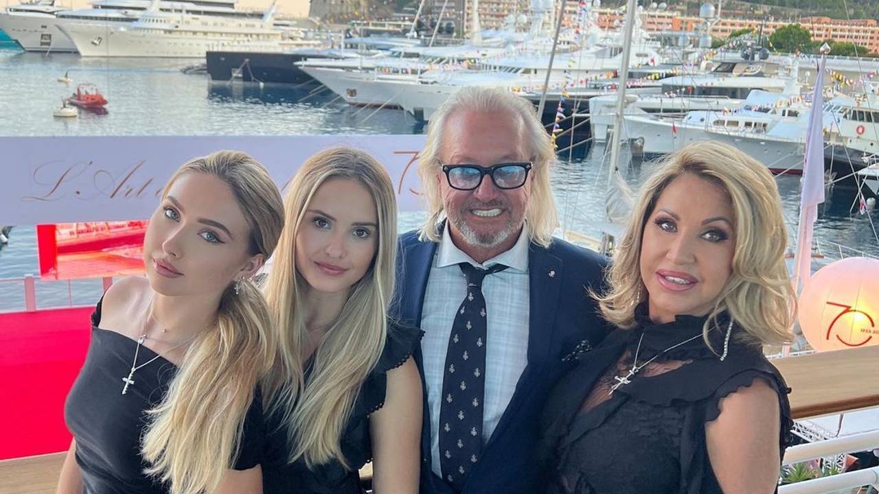 Robert und Carmen Geiss, hier mit ihren Töchtern Shania und Davina auf einem Boot.
